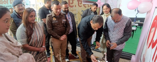 नया मुरादाबाद स्थित पुलिस चौकी का उद्घाटन समारोह में जिलाधिकारी अनुज सिंह, एसएसपी सतपाल अंतिल, महापौर विनोद अग्रवाल ,  सेव गर्ल ट्रस्ट की अध्यक्ष प्रिया अग्रवाल व अन्य