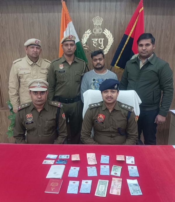 फोटो नंबर-07: गुरुग्राम पुलिस की गिरफ्त में ठगी का आरोपी मलेशियाई नागरिक।