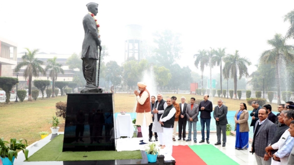 पूर्व प्रधानमंत्री स्व. चौधरी चरण सिंह को श्रद्धांजलि अर्पित करते कृषि मंत्री श्याम सिंह राणा व अन्य।