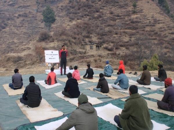 शारीरिक और मानसिक स्वास्थ्य को बढ़ावा देने के लिए योग शिविर का आयोजन