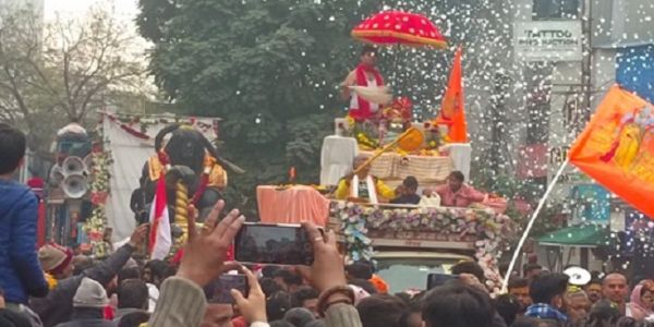 इंदौरः स्वर्ण रथ पर निकली रणजीत हनुमान की प्रभात फेरी, पांच लाख से ज्यादा श्रद्धालु हुए शामिल