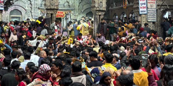 नववर्ष के पूर्व ही उमड़ने लगा बांके बिहारी मंदिर में भक्तों का सैलाब