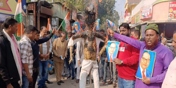 कांग्रेस कार्यकर्ताओं ने गृह मंत्री का किया पुतला दहन, इस्तीफे की मांग