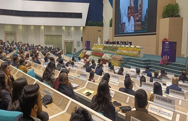 उपभोक्ता-हितैषी पहलों का शुभारंभ करते केंद्रीय मंत्री प्रहलाद जोशी