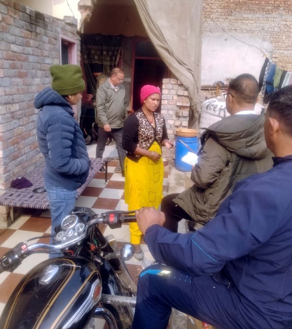 सर्च अभियान चलाते पुलिस टीम।