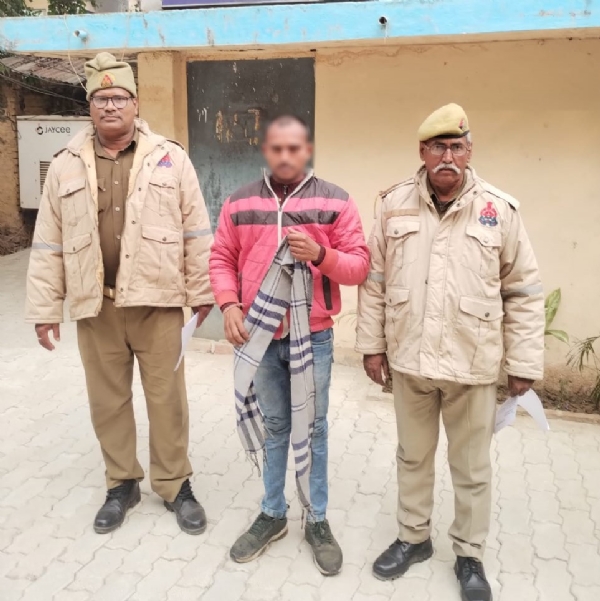 गिरफ्तार आरोपी के साथ पुलिस।