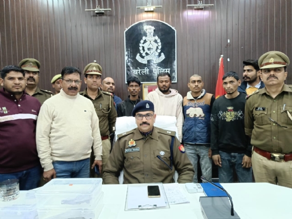 बरेली पुलिस ने हत्या और लूट के आरोपियों को पकड़ा, भारी मात्रा में हथियार और वाहन बरामद