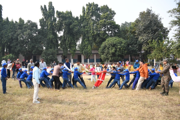 खेल प्रतियोगिता में शामिल दिव्यांग बच्चे और सेना के अधिकारी