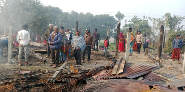 अज्ञात कारणों से घर में लगी आग,लाखों का नुकसान