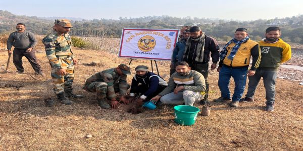 वृक्षारोपण अभियान चला कर प्रकृति को बचने का दिया संदेश