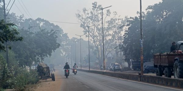 शहर के आउटर में छाया कोहरा: गाड़ी की लाईट जलाकर जाते दिखे लोग