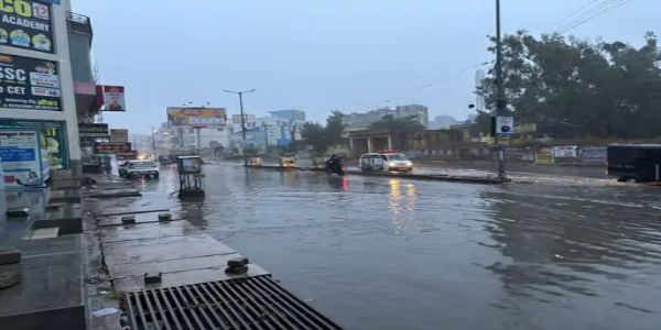 जयपुर-अजमेर-सीकर समेत राजस्थान के आठ जिलों में बारिश, कोहरे में ट्रक-कंटेनर भिड़े, दाे की मौत