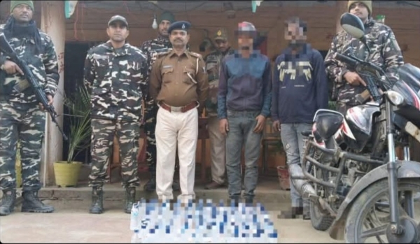 अररिया फोटो:गिरफ्तार तस्कर और जब्त बाइक और शराब के साथ पुलिस और एसएसबी जवान