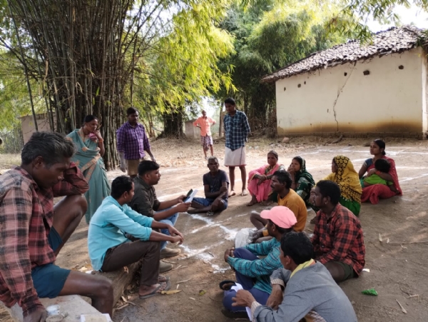 वनांचल में कमारों को शासन की योजनाओं की जानकारी देते हुए शासन के कर्मचारी। फाईल