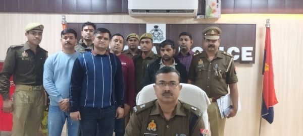 खुलासा करती पुलिस