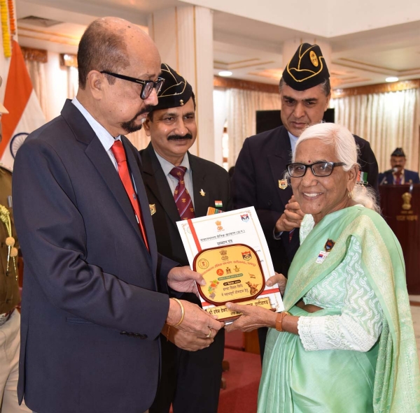 राज्यपाल द्वारा शहीदों की वीर नारियों एवं माताओं, आश्रितों को सम्मानित करते