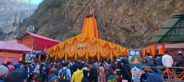 चारधाम यात्रा : देवभूमि की भव्यता और दिव्यता के कायल दिखे फिरंगी