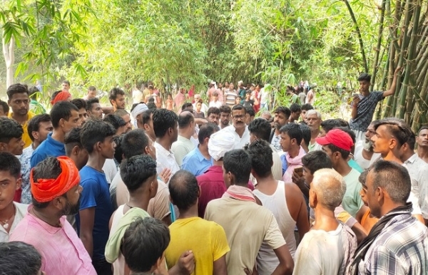 बागमती नदी में डूबने से मौत के बाद ग्रामीणों की भीड़।
