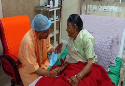 मुख्यमंत्री योगी ने अपनी माँ व रुद्र प्रयाग हादसे के घायलों का हाल जाना