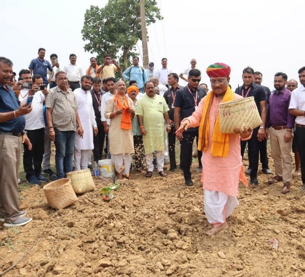 मुख्यमंत्री साय खेतों में बीज का छिड़काव कर खेती-किसानी का किया शुभारंभ