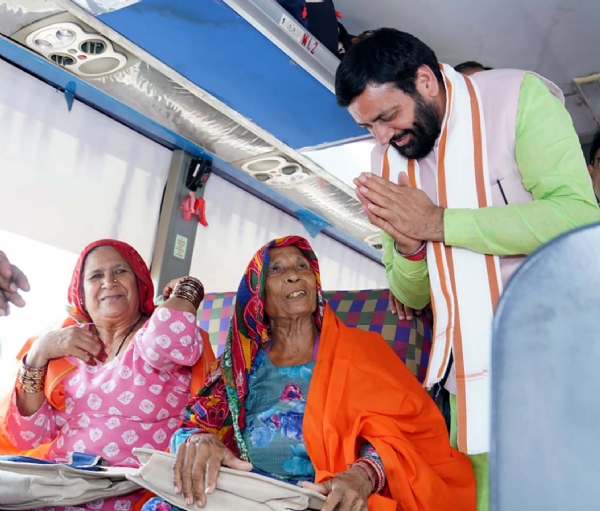 कार्यक्रम के दौरान तीर्थ यात्रियों को रवाना करने से पूर्व महिलाओं से आशीर्वाद लेते मुख्यमंत्री नायब सिंह सैनी।