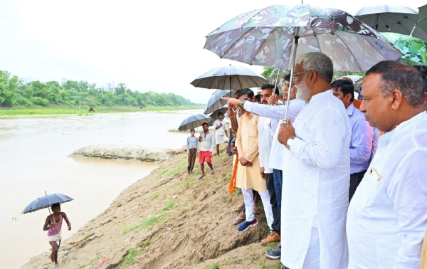 पीलीभीत में बाढ़ सुरक्षा जांच कर लखीमपुर खीरी पहुंचे स्वतंत्रदेव - हिन्दुस्थान समाचार