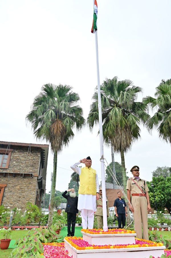 मुख्यमंत्री पुष्कर सिंह धामी मुख्यमंत्री आवास में ध्वजारोहण कार्यक्रम में।