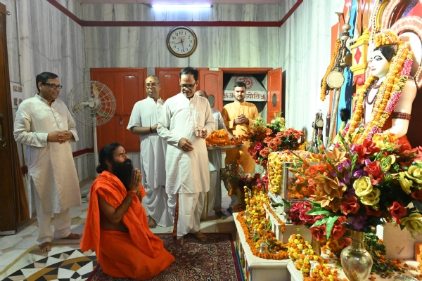 *गोरखनाथ मंदिर में की पूजा-अर्चना, ब्रह्मलीन महंत अवेद्यनाथ की समाधि पर टेका मत्था*