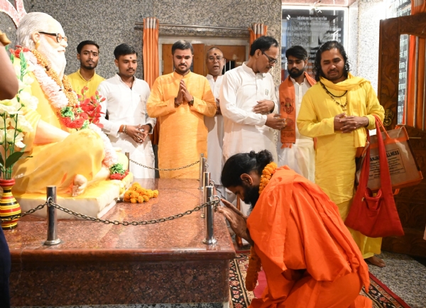 *गोरखनाथ मंदिर में की पूजा-अर्चना, ब्रह्मलीन महंत अवेद्यनाथ की समाधि पर टेका मत्था*