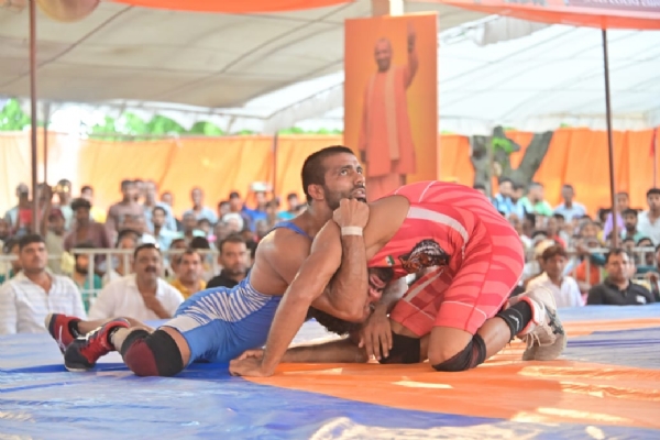 गोरखनाथ मंदिर में नागपंचमी पर आयोजित कुश्ती प्रतियोगिता के विजेताओं को पुरस्कृत किया सीएम योगी ने*