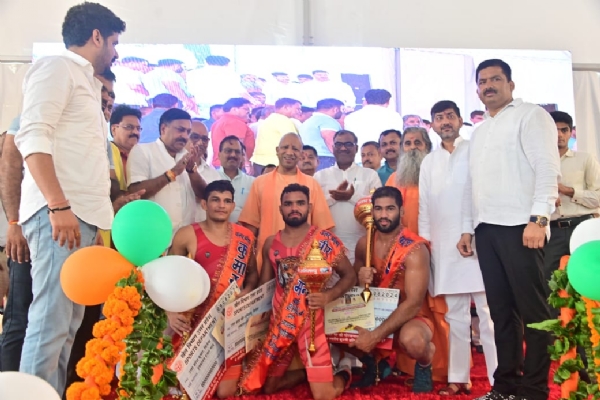 गोरखनाथ मंदिर में नागपंचमी पर आयोजित कुश्ती प्रतियोगिता के विजेताओं को पुरस्कृत किया सीएम योगी ने*