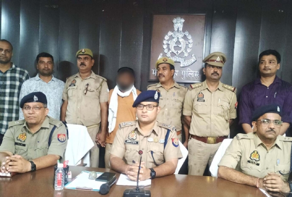 गिरफ्तार शूटर काे पेश करते मीरजापुर पुलिस अधीक्षक अभिनंदन व एसटीएफ टीम।