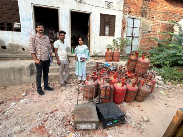 अवैध रिफिलिंग सेंटर पर रसद विभाग ने कार्रवाई करते हुए किए 31 घरेलू गैस सिलेंडर जब्त