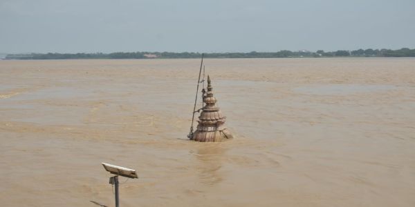 वाराणसी:गंगा का जलस्तर खतरे के निशान के समीप,तटवर्ती क्षेत्र टापू बने