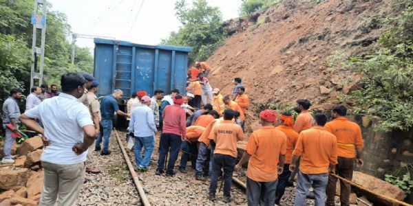 सोनभद्र में रेलवे ट्रैक पर पहाड़ का मलबा गिरने से मालगाड़ी का इंजन के चार पहिये पटरी नीचे उतरे