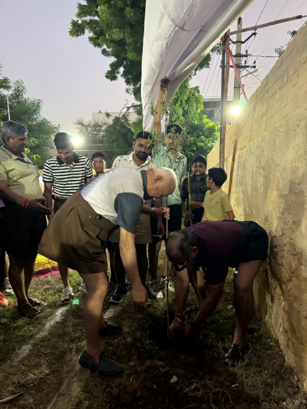 अलवर में गुरु गोविंदसिंह सायं भाग विद्यार्थी शाखा स्थल पर पौधारोपण करते हुए संघ के सरसंघचालक डॉ. भागवत।