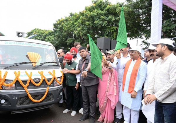 मुख्यमंत्री ने स्वच्छता वाहनों को हरी झंडी दिखाकर किया रवाना