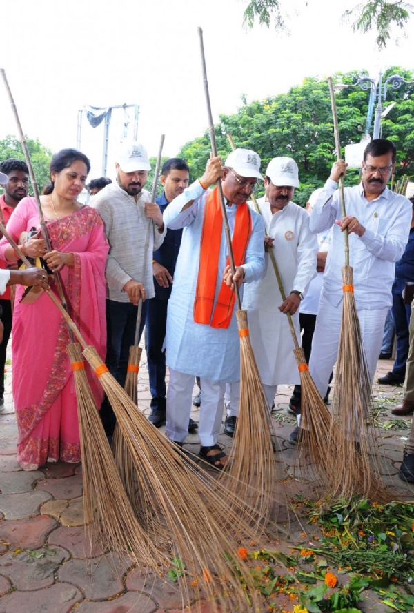 मुख्यमंत्री ने तेलीबांधा तालाब परिसर में झाड़ू लगाकर की सफाई