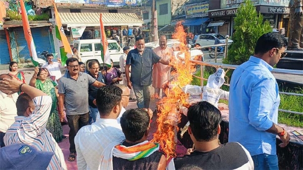 केंद्रीय मंत्री और विधायक का पुतला दहन करते कांग्रेस नेता