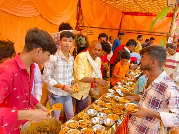 शहर के बांबे गैरेज क्षेत्र में भगवान विश्वकर्मा जयंती पर लोगों को पूड़ी सब्जी का वितरण किया गया।