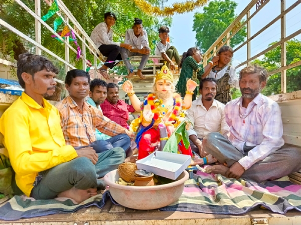 भगवान विश्वकर्मा की मूर्ति को विसर्जन के लिए ले जाते हुए  श्रध्दालु।