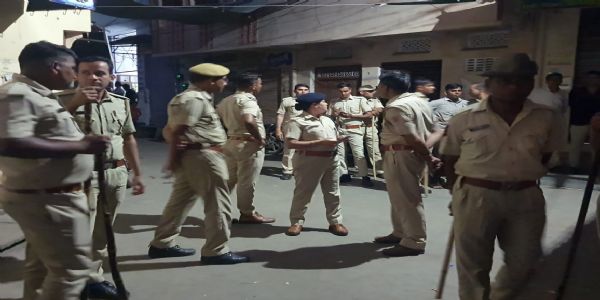 पुलिस के खिलाफ नारेबाजी, शाहपुरा में तनाव, संदिग्ध महिला हिरासत में