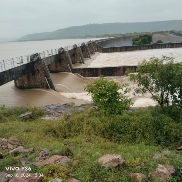 पगारा बांध के स्वचालित गेट से निकलता पानी