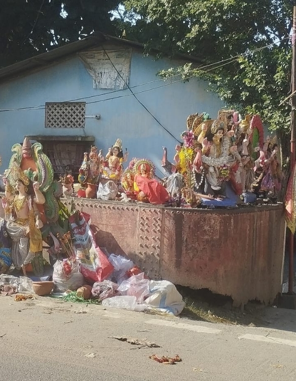 Idol of lord ganesh and vishwakarma thrown near pandu ghat.