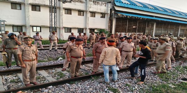 अफसरों ने रेल पटरियों पर गश्त किया, संदिग्धों से पूछताछ, न घूमने की हिदायत