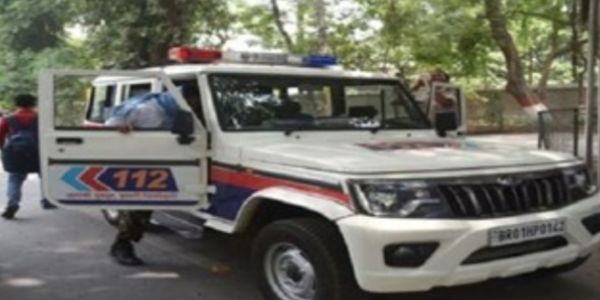 बदमाशों ने किया पुलिस टीम पर हमला, वाहन क्षतिग्रस्त