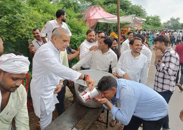 मप्रः छिमछिमा हनुमान मंदिर पैदल यात्रा कर दर्शन के लिए पहुंचे मंत्री रावत, मेले में की जल-सेवा