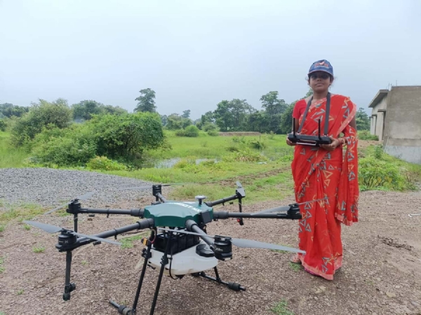 घरेलू काम के साथ निरूपा साहू उड़ाती है अब ड्रोन, गांव में कहलाती है ड्रोन वाली दीदी