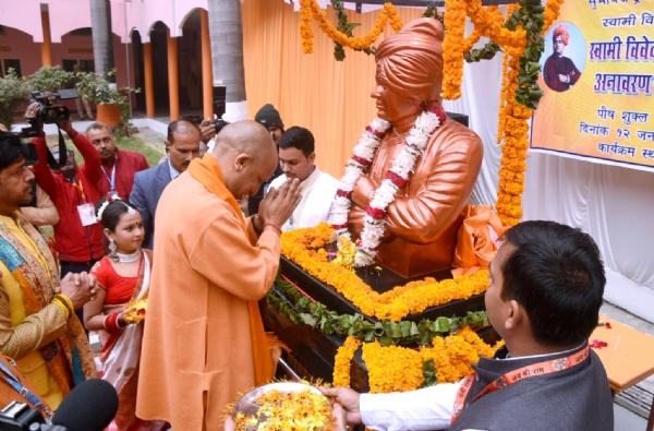 *सरस्वती शिशु मंदिर वरिष्ठ माध्यमिक विद्यालय में स्वामी विवेकानंद की प्रतिमा का अनावरण किया सीएम योगी ने*