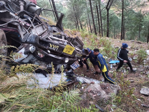 जनपद पौड़ी के श्रीनगर क्षेत्रांतर्गत दहल चौरी के पास बस  खाई में गिरने पर एसडीआरएफ रेस्क्यू करती।